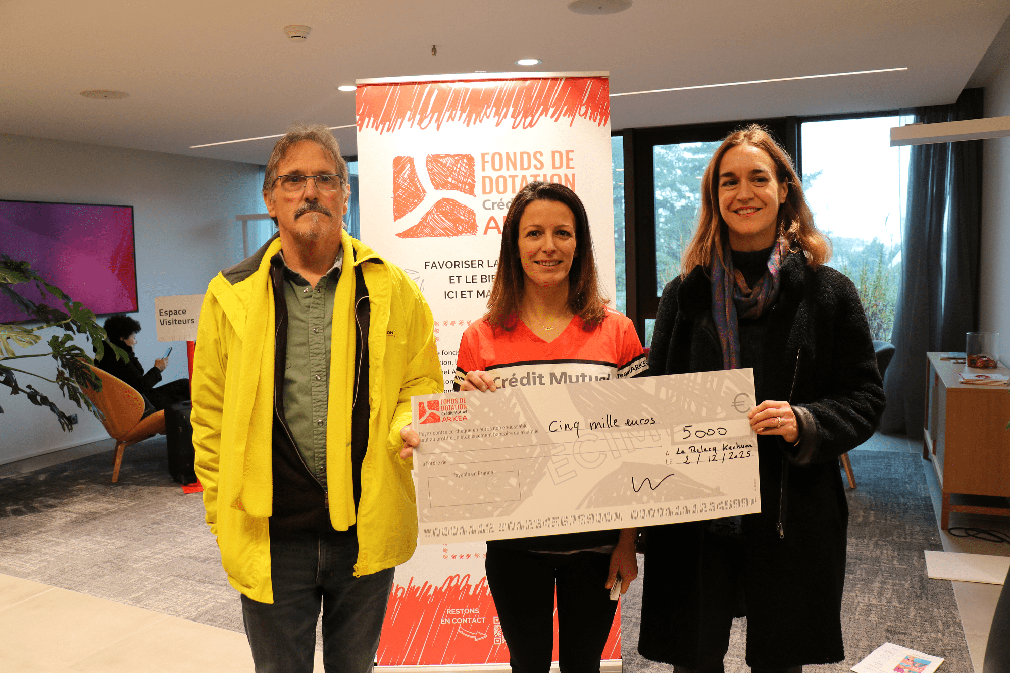 Le Crédit Mutuel Arkéa remet 5000€ à l'AMF Téléthon à l'occasion de l'édition 2025